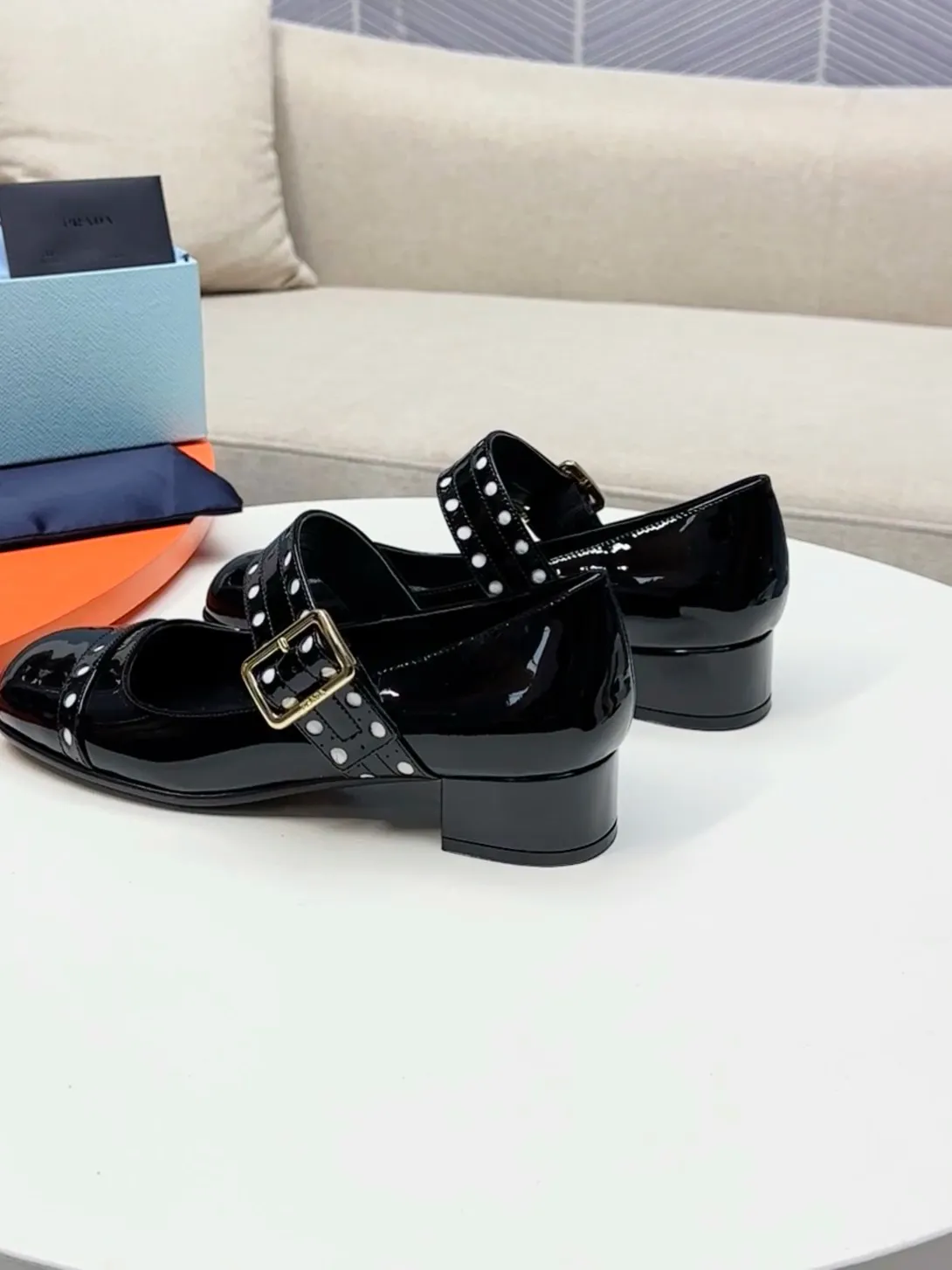 👟👟Ex-factory price 600👟👟🛒…………PRADA 2025 series loafers! At first glance, it looks both classic and versatile! No need to worry about the texture and feel of your feet! 🕳️🕳️🕳️ ____________________✍️ The simple combination is very eye-catching and atmospheric. I sincerely recommend you to buy it! Extremely versatile! Its square toe design is suitable for all kinds of female foot shapes and can be easily controlled. It is comfortable on the foot and does not squeeze the foot. The soul of the whole pair of shoes is the bias-cut design! The craftsmanship of this shoe upper is not easy to make. It seems to be quite simple, but it is much more expensive than making boots and has a high scrapability! ●━━━━━━───── Upper: imported soft cow patent leather ●━━━━━━───── Lining: silk lambskin, fine and firm leather, very soft and breathable ●━━━━━━───── Outsole: Imported Italian genuine leather outsole ➕Forefoot injection molding, high-grade and non-slip ●━━━━━━───── Heel height: 4.5cm ●━━━━━━───── Warm reminder: This shoe is an authentic sole series and you must pay attention to precautions when trying it on. Returns and exchanges are not supported if there are marks on the outsole. You can change the size and style within 15 days. Unconditional returns are not supported. Thank you for your support🙏🙏Happy cooperation.